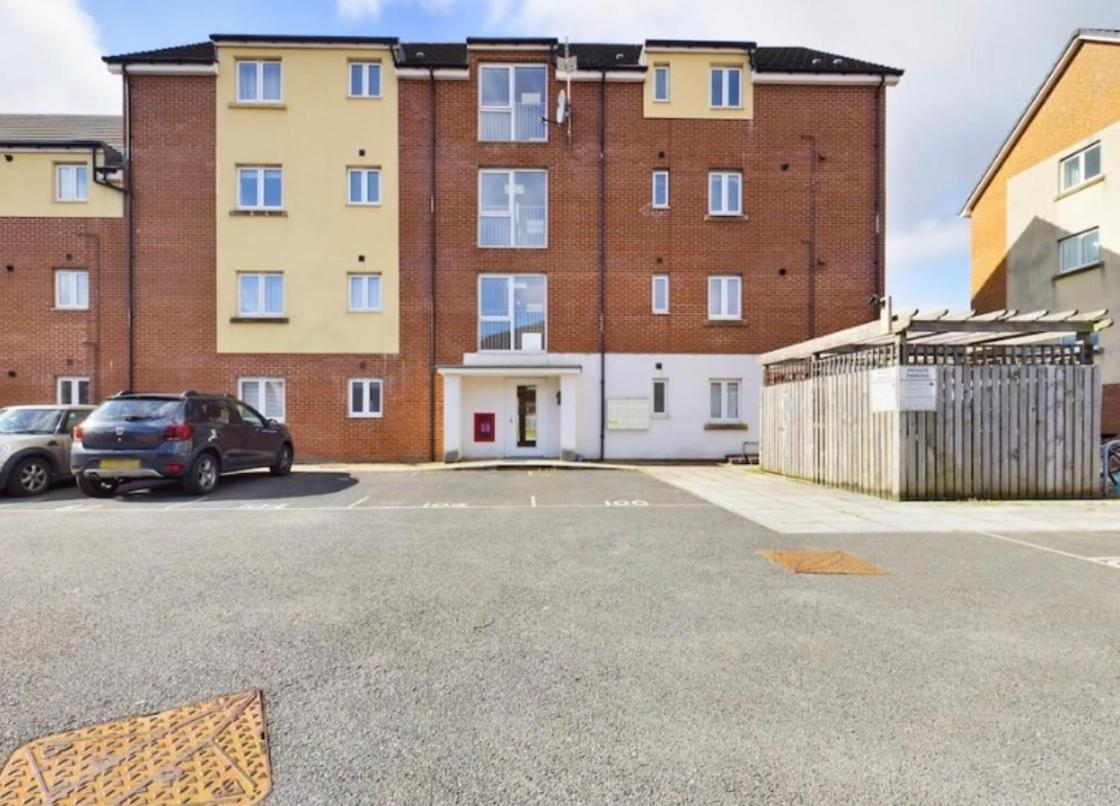 Modern 2 Bed City Apartment With Private Parking Swansea Exterior foto