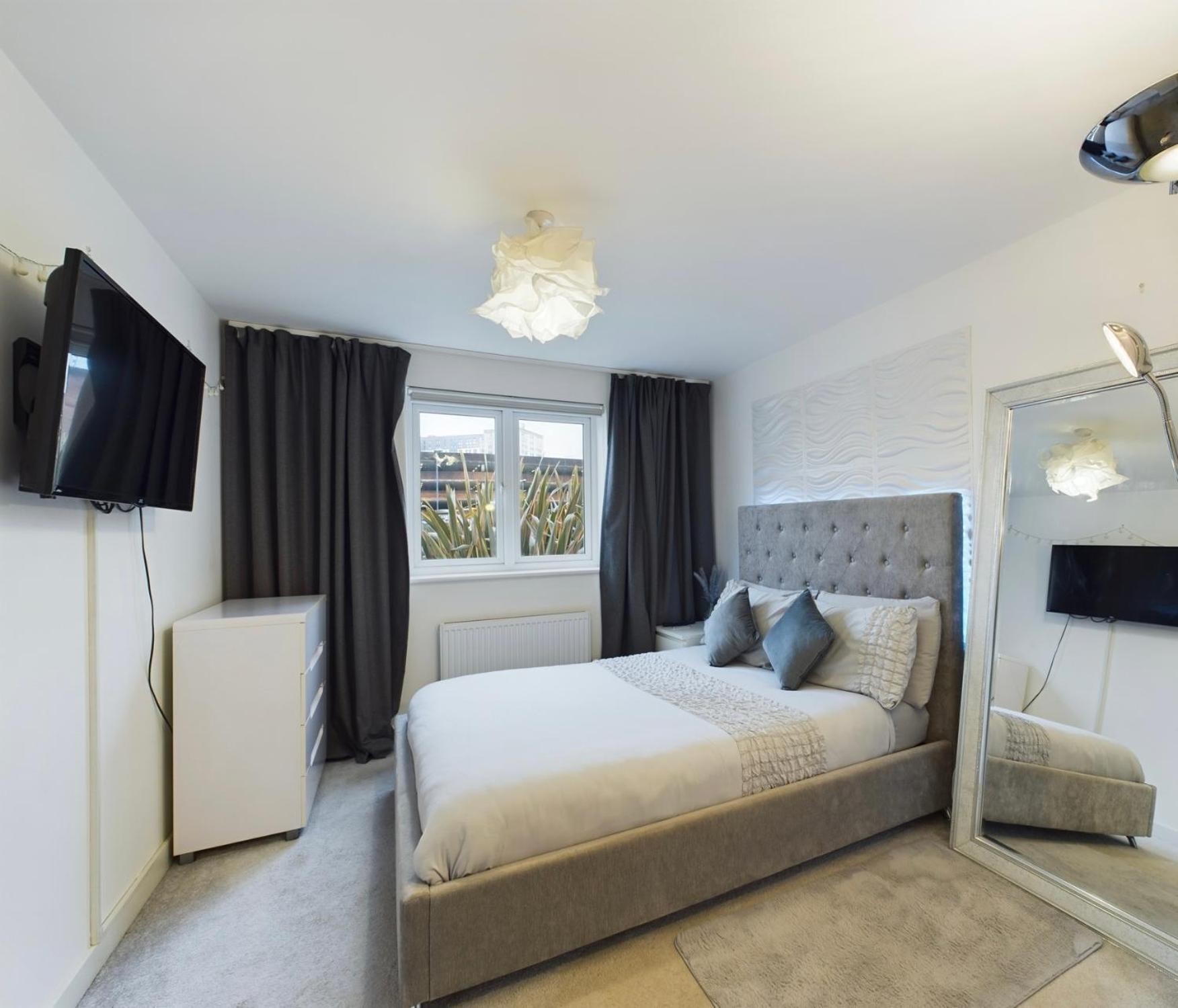 Modern 2 Bed City Apartment With Private Parking Swansea Exterior foto