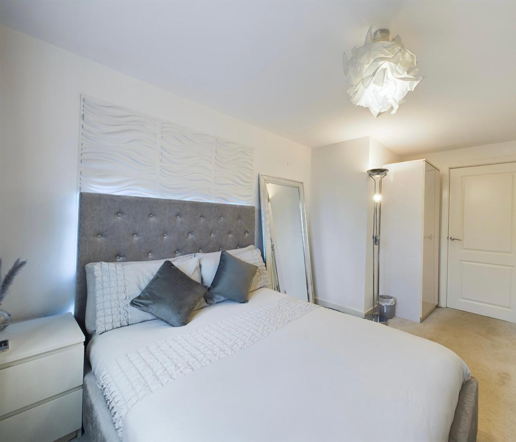 Modern 2 Bed City Apartment With Private Parking Swansea Exterior foto